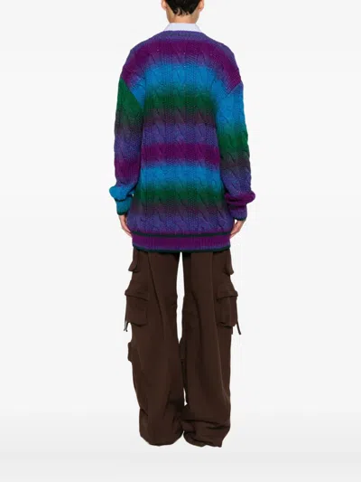 V领粗绞花针织毛衣