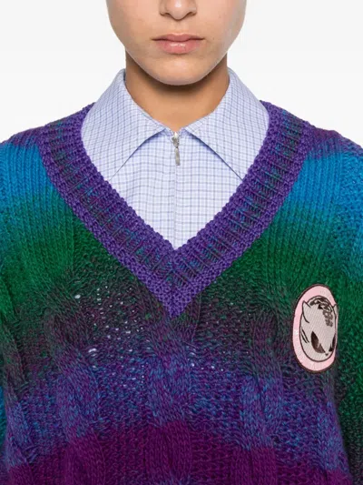 V领粗绞花针织毛衣