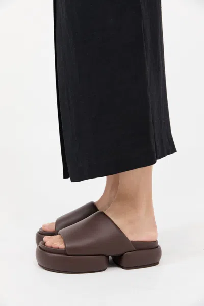 St Agni Minimal Pillow Slides In Brown