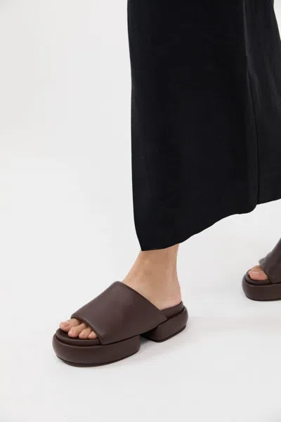 St Agni Minimal Pillow Slides In Brown