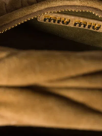 Miu Miu Wander Schultertasche Aus Matelassé-wildleder In Brown