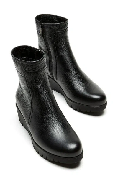La Canadienne Token Waterproof Leather Bootie In Black