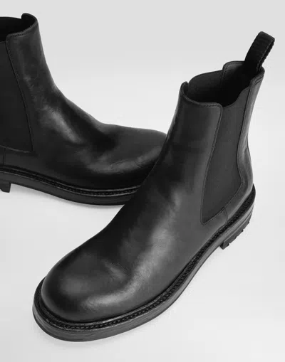 Dolce & Gabbana Chunky Sole Round Toe Ankle Boots In Black