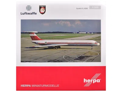 Geminijets Ilyushin Il-62m Commercial Aircraft "german Luftwaffe" (11+22) White With Red Stripes 1/200 Diecast  In Multi