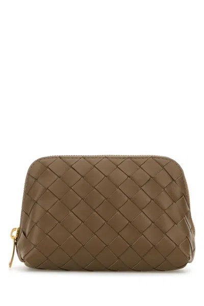 Bottega Veneta Kleine Kosmetiktasche In Halbmondform Aus Intrecciato In Brown