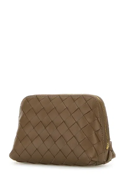 Bottega Veneta Kleine Kosmetiktasche In Halbmondform Aus Intrecciato In Brown