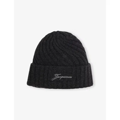 Jacquemus Le Bonnet Tourni Grey Beanie With Turn-up Brim And Logo Lettering On The Front In Wool Man In Black