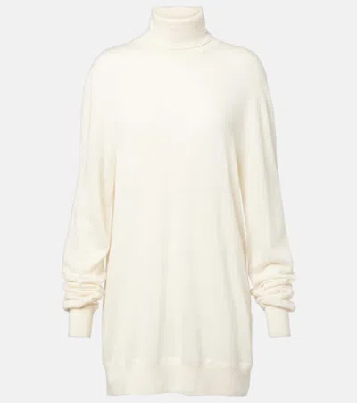 The Row Lizzy Cashmere Turtleneck Sweater In Gold