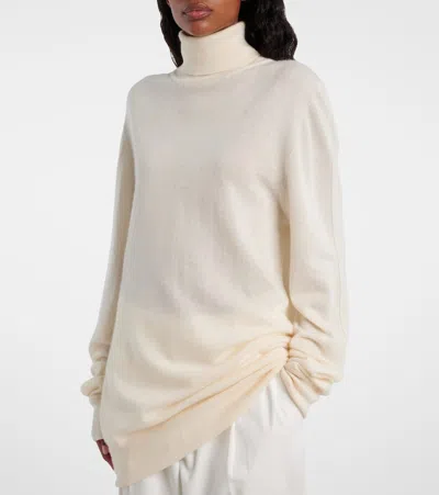 The Row Lizzy Cashmere Turtleneck Sweater In Gold