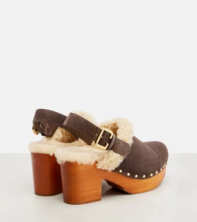 Chloé Jeannette Shearling-trimmed Suede Wedge Clogs In Brown