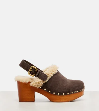 Chloé Jeannette Shearling-trimmed Suede Wedge Clogs In Brown