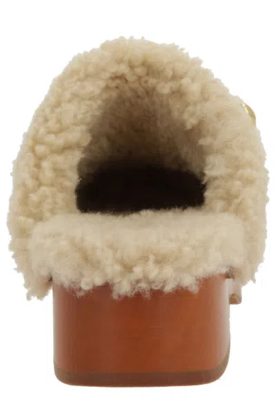 Chloé Jeannette Embellished Shearling-lined Suede Clogs In Brown