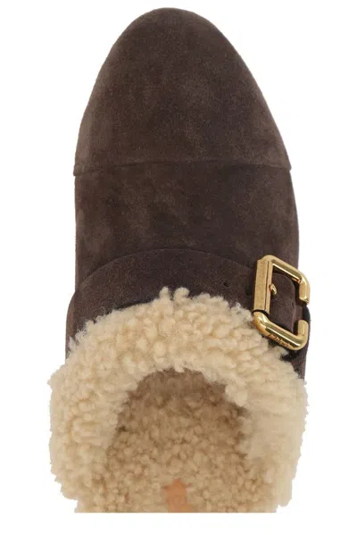 Chloé Jeannette Embellished Shearling-lined Suede Clogs In Brown