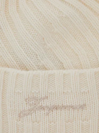 Jacquemus Le Bonnet Tourni White Beanie With Turn-up Brim And Logo Lettering On The Front In Wool Man In Neutral