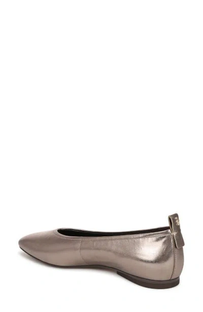 27 Edit Naturalizer Carla Flat In Multi