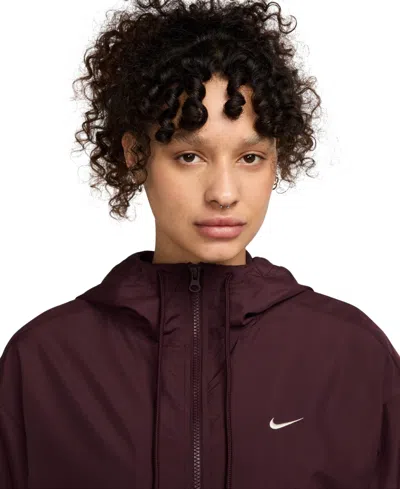 Nike Womens Hooded Lightweight Windbreaker In Burgundy