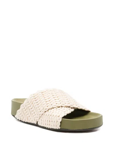 交叉带钩编针织凉鞋