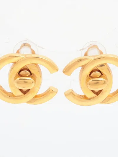 Pre-owned Chanel 1995 Interlocking Cc Turn-lock Earrings In Gold