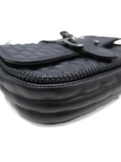 绗缝搭链斜挎包