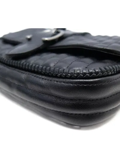 绗缝搭链斜挎包