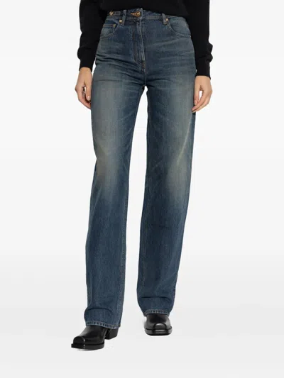 标牌细节牛仔裤