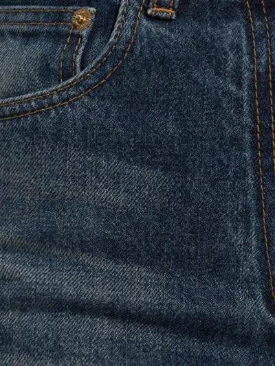 标牌细节牛仔裤