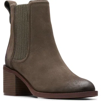 Clarks Chamberly Top In Grey Suede In Brown