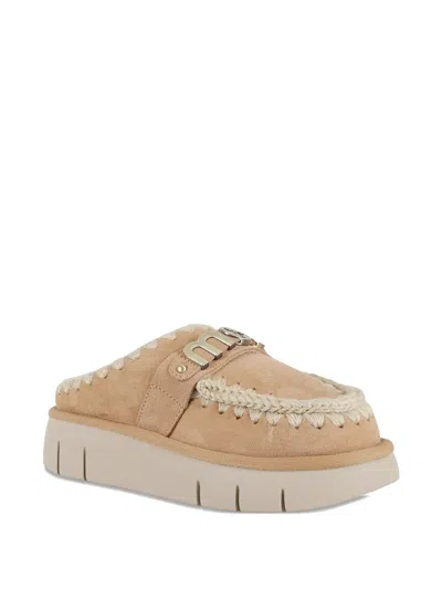 Mou Metal Logo Bounce Clog In Neutral