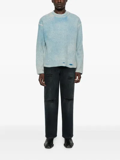 撕裂细节牛仔裤