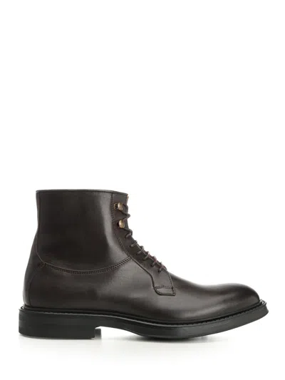 Corvari Stivaletto Zip Laterlae Pelle Oliata Boots Brown In Black
