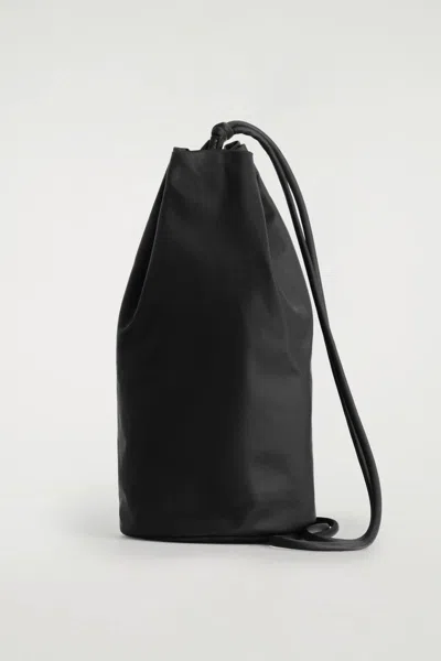 Cos Borsa A Tracolla Con Coulisse In Nylon In Black