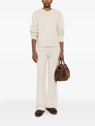 V领粗绞花针织毛衣