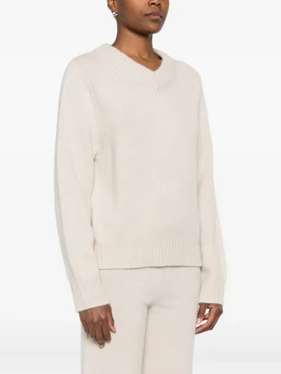 V领粗绞花针织毛衣