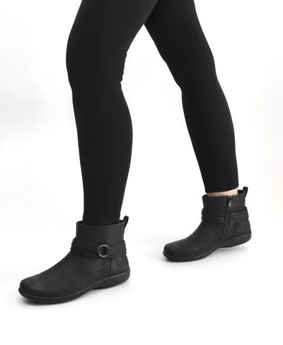 Easy Street Womens Exeter Flat Heel Booties In Animal Print