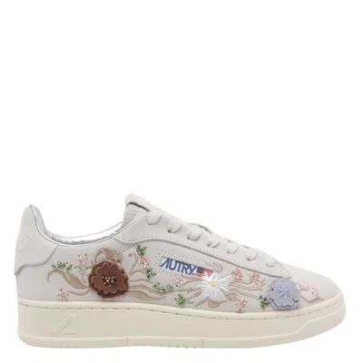 Autry Dallas Floral-embroidered Sneakers In Neutral