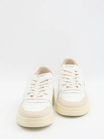Autry Low-top Sneakers With Suede Inserts And Contrasting Heel In White