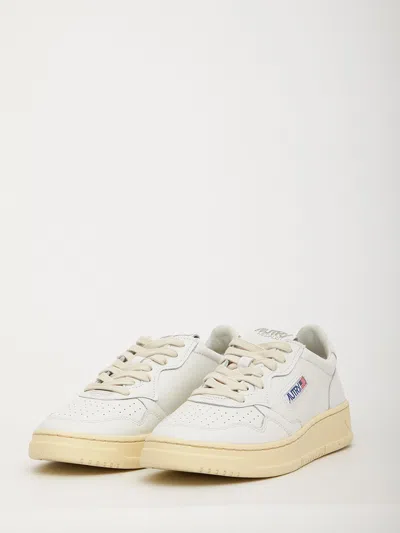 Autry Medalist Low Leather Sneakers In White