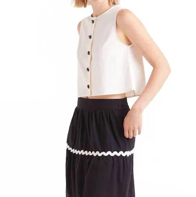 Compañía Fantástica Sleeveless Top Wtih Buttons In White In White