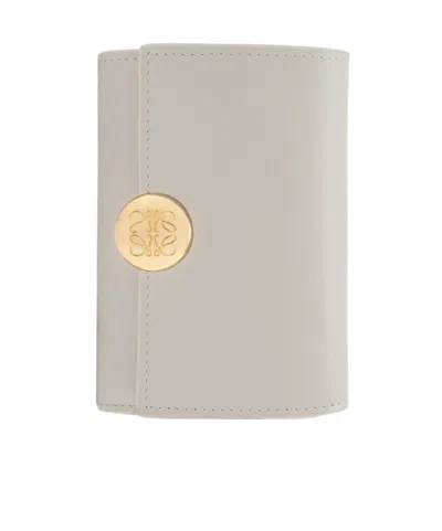 Loewe Petit Portefeuille Vertical Pebble En Cuir De Veau Nappa Brillant In Gray