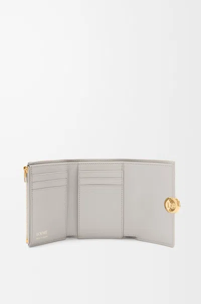 Loewe Petit Portefeuille Vertical Pebble En Cuir De Veau Nappa Brillant In Gray