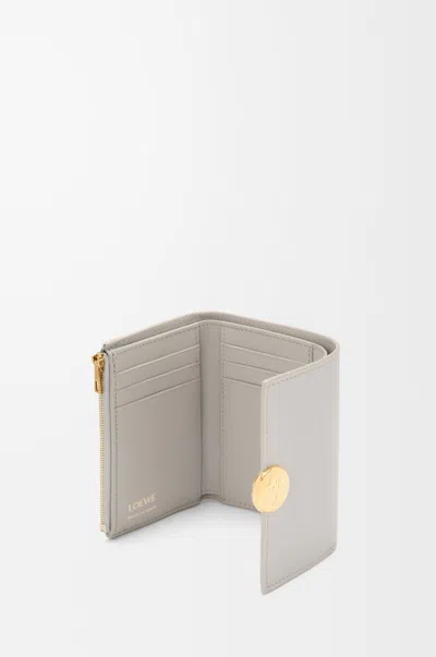Loewe Petit Portefeuille Vertical Pebble En Cuir De Veau Nappa Brillant In Gray
