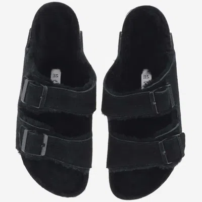 Birkenstock Open Toe Flat Sandals With Fur Texture And Contrast In Black