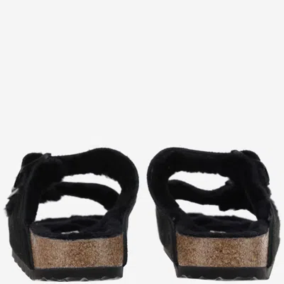 Birkenstock Open Toe Flat Sandals With Fur Texture And Contrast In Black