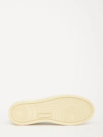Autry Medalist Low Sneakers In Neutral