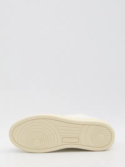 Autry Medalist Low Sneakers In White And Tobacco Leather And Suede In Neutral