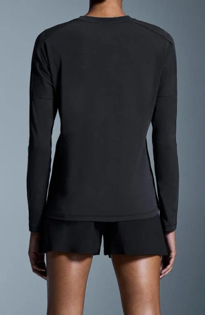 On Focus Lg Sleeve Performance Running T-shirt In Black