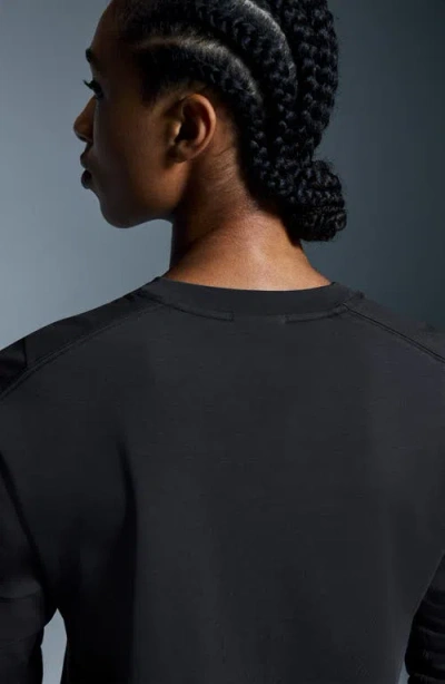 On Focus Lg Sleeve Performance Running T-shirt In Black