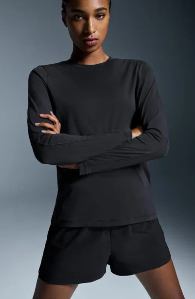 On Focus Lg Sleeve Performance Running T-shirt In Black