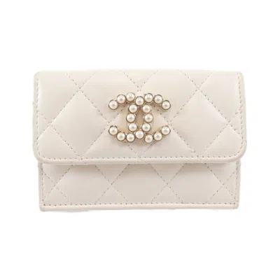 Pre-owned Chanel White Leather Middle Wallet (bi-fold) ()