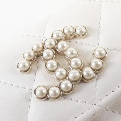 Pre-owned Chanel White Leather Middle Wallet (bi-fold) ()